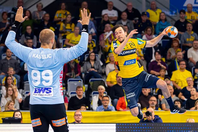 Mannheim, Deutschland 02. Oktober 2019: DHB Pokal - Achtelfinale - Rhein Neckar Löwen vs. Frisch Auf Göppingen v.li. Urh Kastelic (Goeppingen), Patrick Groetzki (Loewen) Mannheim SAP Arena Baden-Württemberg Deutschland