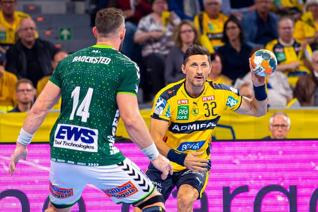 Mannheim, Deutschland 02. Oktober 2019: DHB Pokal - Achtelfinale - Rhein Neckar Löwen vs. Frisch Auf Göppingen v.li. Jacob Bagersted (Goeppingen), Alexander Petersson (Loewen) Mannheim SAP Arena Baden-Württemberg Deutschland