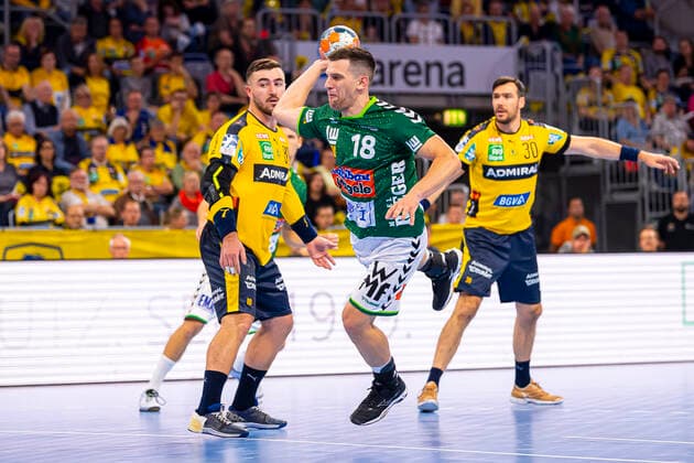 Mannheim, Deutschland 02. Oktober 2019: DHB Pokal - Achtelfinale - Rhein Neckar Löwen vs. Frisch Auf Göppingen v.li. Jannik Kohlbacher (Loewen), Josip Peric (Goeppingen) Mannheim SAP Arena Baden-Württemberg Deutschland
