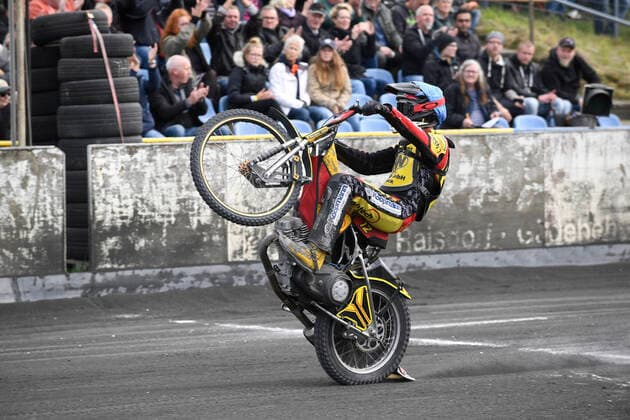Sport Themen der Woche KW40 Sport Bilder des Tages Lukas Fienhage (MSC Brokstedt, blau, Nr.3) mit einem Wheelie. Foto Lühn Speedway, Bundesliga, Männer, Deutsche Meisterschaft, Finnale 03.10.19 Brokstedt Holsteinring Schleswig-Holstein Germany *** Lukas Fienhage MSC Brokstedt, blue, No 3 with a Wheelie Photo Lühn Speedway, Bundesliga, Men, German Championship, Finnale 03 10 19 Brokstedt Holsteinring Schleswig Holstein Germany