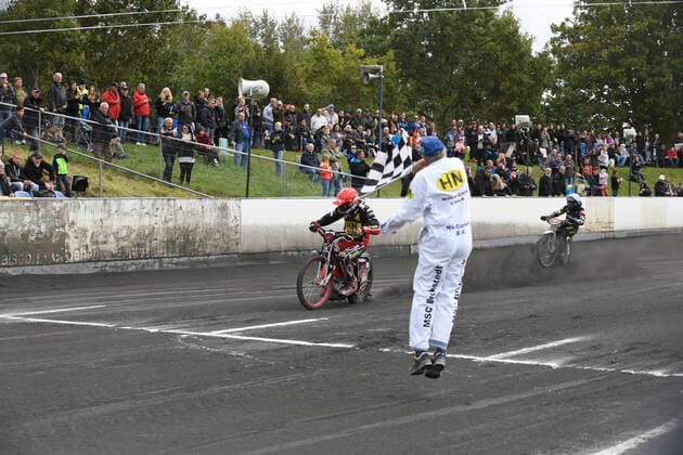 Sport Bilder des Tages Timo Lahti (MSC Brokstedt, rot, Nr.2) fährt ins Ziel, Speedway, Bundesliga, Männer, Deutsche Meisterschaft, Finnale 03.10.19 Brokstedt Holsteinring Schleswig-Holstein Germany *** Timo Lahti MSC Brokstedt, red, No 2 finishes, Speedway, Bundesliga, Men, German Championship, Finnale 03 10 19 Brokstedt Holsteinring Schleswig Holstein Germany