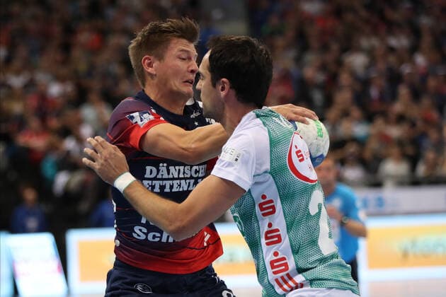 SG Flensburg-Handewitt vs TSV Hannover-Burgdorf, DHB-Pokal Achtelfinale, Flensburg; 03.10.19 Lasse Svan Hansen (SG Flensburg-Handewitt, 11) gegen Cristian Ugalde Garcia (TSV Hannover-Burgdorf, 23) Copyright: xBEAUTIFULxSPORTS MarioxM.xKobergx