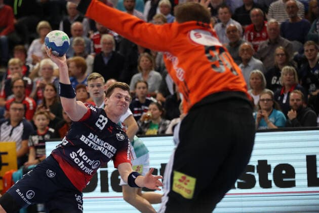 SG Flensburg-Handewitt vs TSV Hannover-Burgdorf, DHB-Pokal Achtelfinale, Flensburg; 03.10.19 Goran Soegard Johannsessen (SG Flensburg-Handewitt, 23) gegen Urban Lesjak (TSV Hannover-Burgdorf, 90) Copyright: xBEAUTIFULxSPORTS MarioxM.xKobergx