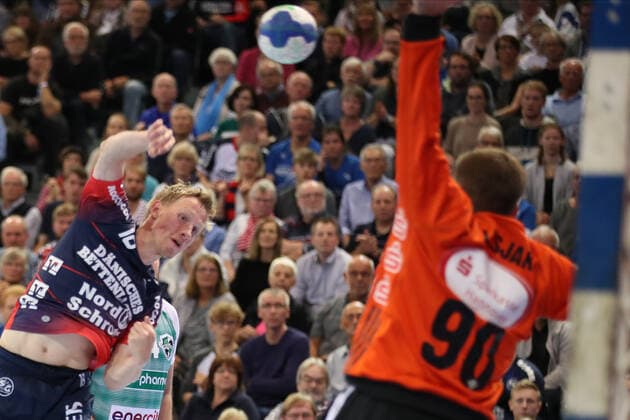 SG Flensburg-Handewitt vs TSV Hannover-Burgdorf, DHB-Pokal Achtelfinale, Flensburg; 03.10.19 Magnus Joendal (SG Flensburg-Handewitt, 18) gegen Urban Lesjak (TSV Hannover-Burgdorf, 90) Copyright: xBEAUTIFULxSPORTS MarioxM.xKobergx