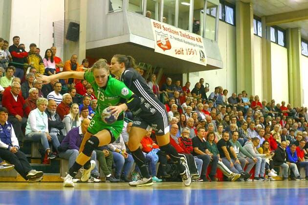 Iva van der Linden (Kirchhof, links) im Zweikampf mit Jenny Choinowski (Zwickau) Handball Frauen 2.Liga 2019 20 BSV Sachsen Zwickau - SG 09 Kirchhof 29:23 am 3.10.2019 BSV Sachsen Zwickau - SG 09 Kirchhof