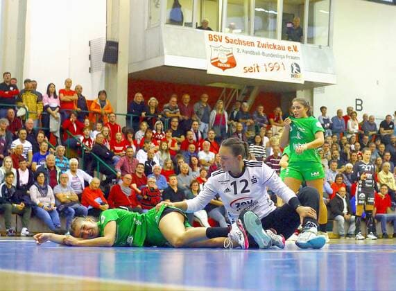 Torhüterin Charley Zenner (Zwickau) kümmert sich um Lea Immelnkämper (Kirchhof) , die sich kurz vorher verletzte. Handball Frauen 2.Liga 2019 20 BSV Sachsen Zwickau - SG 09 Kirchhof 29:23 am 3.10.2019 BSV Sachsen Zwickau - SG 09 Kirchhof
