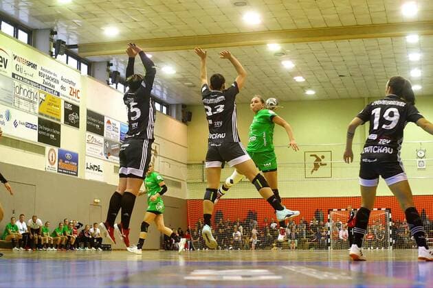 Sprungwurf von Diana Sabljak (Kirchhof) ; weiter von links: Nadja Bolze (Zwickau) , Simona Stojkovska (Zwickau) und Lisa Felsberger (Zwickau) Handball Frauen 2.Liga 2019 20 BSV Sachsen Zwickau - SG 09 Kirchhof am 3.10.2019 BSV Sachsen Zwickau - SG 09 Kirchhof