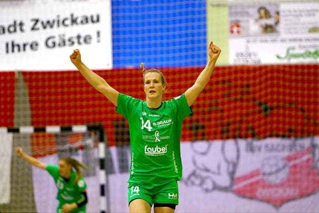 In Jubelpose: Anouk van de Wiel (Kirchhof) Handball Frauen 2.Liga 2019 20 BSV Sachsen Zwickau - SG 09 Kirchhof am 3.10.2019 BSV Sachsen Zwickau - SG 09 Kirchhof