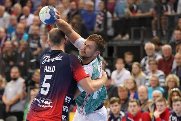 SG Flensburg-Handewitt vs TSV Hannover-Burgdorf, DHB-Pokal Achtelfinale, Flensburg; 03.10.19 Fabian Boehm (TSV Hannover-Burgdorf, 20) gegen Simon Hald (SG Flensburg-Handewitt, 05) Copyright: xBEAUTIFULxSPORTS MarioxM.xKobergx
