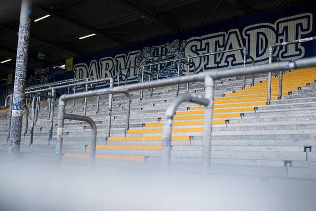 Fußball, Stadiongeschichte SV Darmstadt 98 04.10.2019, xfux, Fussball 2.Bundesliga, SV Darmstadt 98 - Karlsruher SC, emonline, emspor, v.l. Feature, Symbol, Ansicht Ansicht, Uebersicht Merck-Stadion am Boellenfalltor Jonathan-Heimes-Stadion am Böllenfalltor Tribuene, Innenraum, Rasen, Arena, Spielfeld, Sitzplatz, Stehplatz, Aufkleber, Eckfahne, Stehplatztribuene, Graffiti Darmstadt