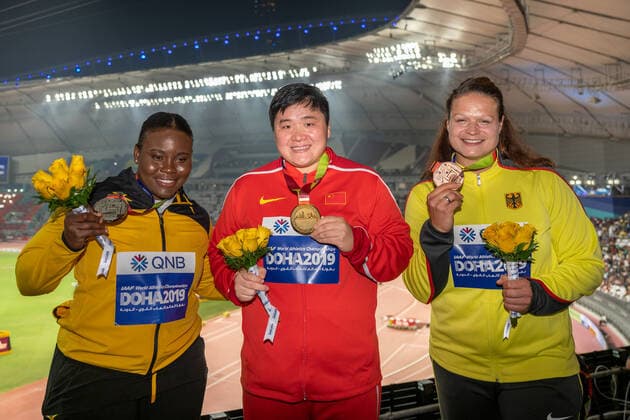 Sport Bilder des Tages IAAF World Athletics Championships Doha 2019; Qatar, 04.10.2019 DOHA, QATAR - OCTOBER 04: Lijiao Gong (CHN), Danniel Thomas Dodd (JAM) and Christina Schwanitz (GER LV 90 Erzgebirge) posing with their medals on day 8 of the IAAF World Athletics Championships Doha 2019 at the Khalifa International Stadium of Doha on 04.10.2019 in Arabian Peninsula Qatar. Copyright: xBEAUTIFULxSPORTS OliverxKremerx