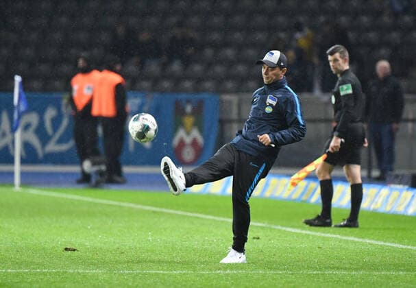 Fussball, Herren, 1. Bundesliga, Saison 2019 20, (7. Spieltag), Hertha BSC - Fortuna Düsseldorf, Trainer Ante Covic (Hertha BSC) beschleunigt das Spiel, 04.10. 2019, Copyright: xMatthiasxKochx