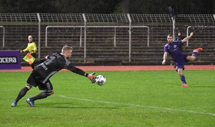 Fussball, Herren, Saison 2019 2020, NOFV-Oberliga Nord (8. Spieltag), Tennis Borussia - Ludwigsfelder FC (9:0), Fatlum Elezi (TeBe, Tennis Borussia) erzielt das Tor zum 1:0 gegen Torwart Lucas Lindner, 04.10. 2019, Copyright: xMatthiasxKochx