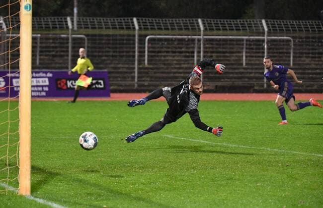 Fussball, Herren, Saison 2019 2020, NOFV-Oberliga Nord (8. Spieltag), Tennis Borussia - Ludwigsfelder FC (9:0), Fatlum Elezi (TeBe, Tennis Borussia) erzielt das Tor zum 1:0 gegen Torwart Lucas Lindner, 04.10. 2019, Copyright: xMatthiasxKochx
