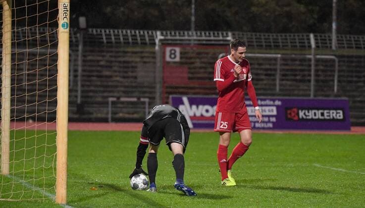 Fussball, Herren, Saison 2019 2020, NOFV-Oberliga Nord (8. Spieltag), Tennis Borussia - Ludwigsfelder FC (9:0), Torwart Lucas Lindner (Ludwigsfelder FC), Arron Eichhorn (Ludwigsfelder FC) nach dem Gegentor zum 0.4, 04.10. 2019, Copyright: xMatthiasxKochx