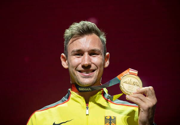 Sieger Niklas KAUL (Deutschland 1.Platz) zeigt seine Goldmedaille, Gold. Siegerehrung Zehnkampf der Maenner, am 04.10.2019 Leichtathletik Weltmeisterschaft 2019 in Doha Katar, vom 27.09. - 10.10.2019. Â