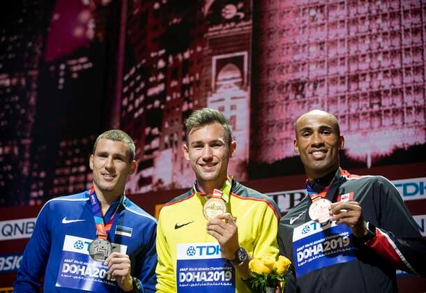 v.l. Maicel UIBO (EST 2.Platz), Sieger Niklas KAUL (Deutschland 1.Platz), Damian WARNER (CAN 3.Platz) zeigen Ihre Medaillen, Goldmedaille, Gold. Siegerehrung Zehnkampf der Maenner, am 04.10.2019 Leichtathletik Weltmeisterschaft 2019 in Doha Katar, vom 27.09. - 10.10.2019. Â