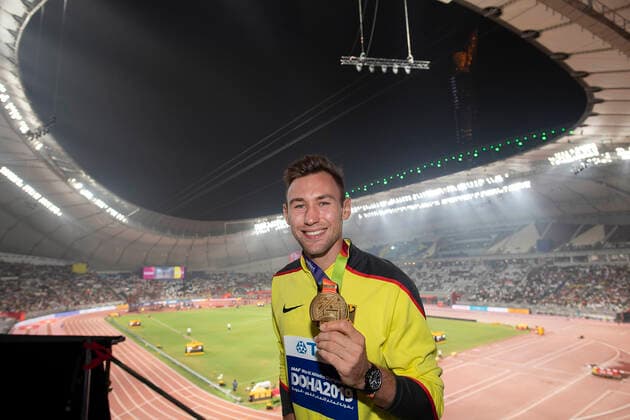 Sieger Niklas KAUL (Deutschland 1.Platz) zeigt seine Goldmedaille, Gold, im Khalifa International Stadion. Siegerehrung Zehnkampf der Maenner, am 04.10.2019 Leichtathletik Weltmeisterschaft 2019 in Doha Katar, vom 27.09. - 10.10.2019. Â