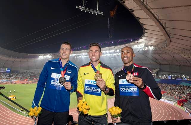 v.l. Maicel UIBO (EST 2.Platz), Sieger Niklas KAUL (Deutschland 1.Platz), Damian WARNER (CAN 3.Platz) zeigen Ihre Medaillen, Goldmedaille, Gold, im Hintergrund das Khalifa International Stadion, Siegerehrung Zehnkampf der Maenner, am 04.10.2019 Leichtathletik Weltmeisterschaft 2019 in Doha Katar, vom 27.09. - 10.10.2019. Â