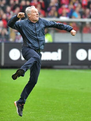 Sport Bilder des Tages 05.10.2019, xblx, Fussball 1.Bundesliga, SC Freiburg - Borussia Dortmund emspor, v.l. Trainer Christian Streich (SC Freiburg) , feiert feiern den Sieg (DFL DFB REGULATIONS PROHIBIT ANY USE OF PHOTOGRAPHS as IMAGE SEQUENCES and or QUASI-VIDEO) Freiburg