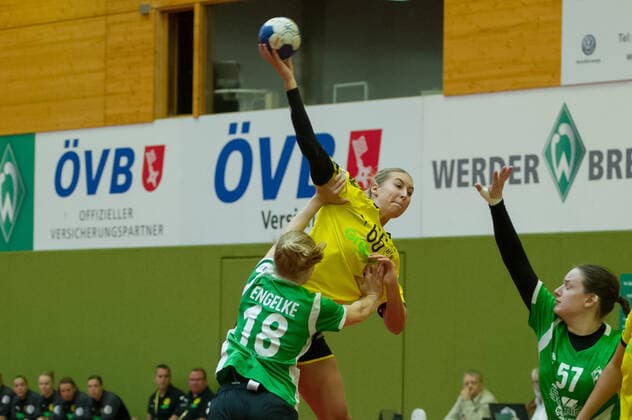 v.li.: Denise Engelke (SV Werder Bremen, 18), Dana Bleckmann (Borussia Dortmund, BVB, 66) beim Wurf, Spielszene, Aktion, Action, 05.10.2019, Bremen (Deutschland), Handball, DHB-Pokal Frauen, SV Werder Bremen - Borussia Dortmund