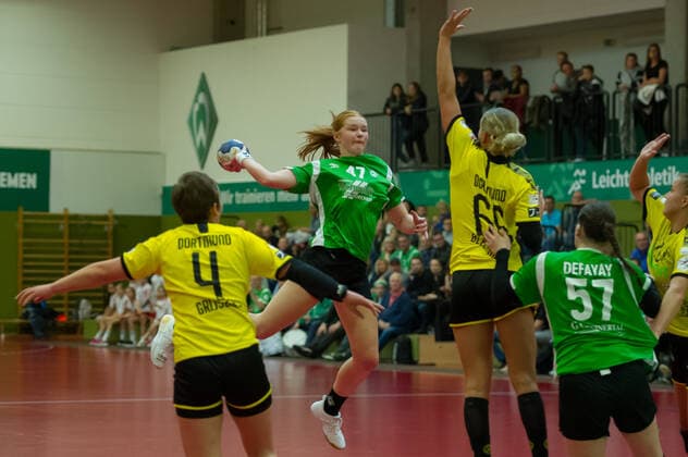 v.li.: Pia Döpke (SV Werder Bremen, 47) beim Wurf, Spielszene, Aktion, Action, Dana Bleckmann (Borussia Dortmund, BVB, 66), 05.10.2019, Bremen (Deutschland), Handball, DHB-Pokal Frauen, SV Werder Bremen - Borussia Dortmund