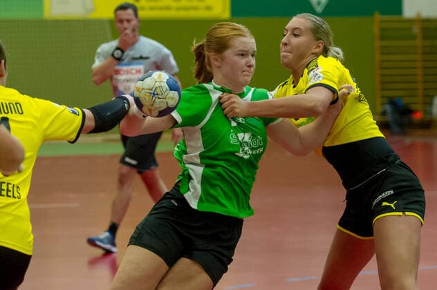 v.li.: Pia Döpke (SV Werder Bremen, 47) und Dana Bleckmann (Borussia Dortmund, BVB, 66) im Zweikampf, Duell, Spielszene, Aktion, Action, 05.10.2019, Bremen (Deutschland), Handball, DHB-Pokal Frauen, SV Werder Bremen - Borussia Dortmund