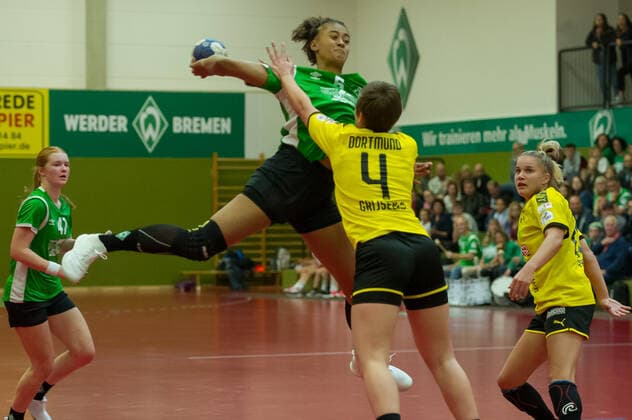 v.li.: Naomi Conze (SV Werder Bremen, 5) beim Wurf, Spielszene, Aktion, Action, Alina Grijseels (Borussia Dortmund, BVB, 4), 05.10.2019, Bremen (Deutschland), Handball, DHB-Pokal Frauen, SV Werder Bremen - Borussia Dortmund