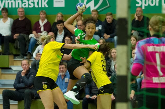 v.li.: Aleksandra Zych (Borussia Dortmund, BVB, 81), Naomi Conze (SV Werder Bremen, 5) und Asuka Fujita (Borussia Dortmund, BVB, 27) im Dreikampf, Zweikampf, Spielszene, Aktion, Action, 05.10.2019, Bremen (Deutschland), Handball, DHB-Pokal Frauen, SV Werder Bremen - Borussia Dortmund