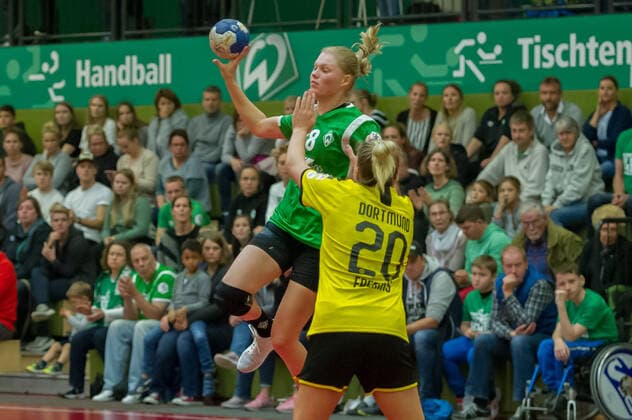 v.li.: Denise Engelke (SV Werder Bremen, 18) und Merel Freriks (Borussia Dortmund, BVB, 20) im Zweikampf, Duell, Spielszene, Aktion, Action, 05.10.2019, Bremen (Deutschland), Handball, DHB-Pokal Frauen, SV Werder Bremen - Borussia Dortmund