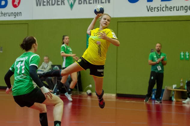 v.li.: Merel Freriks (Borussia Dortmund, BVB, 20) beim Wurf, Spielszene, Aktion, Action, 05.10.2019, Bremen (Deutschland), Handball, DHB-Pokal Frauen, SV Werder Bremen - Borussia Dortmund