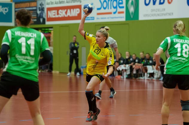 Merel Freriks (Borussia Dortmund, BVB, 20) am Ball, Spielszene, Aktion, Action, 05.10.2019, Bremen (Deutschland), Handball, DHB-Pokal Frauen, SV Werder Bremen - Borussia Dortmund