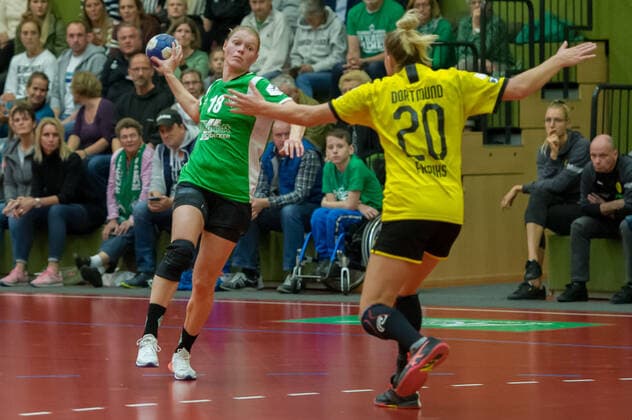 v.li.: Denise Engelke (SV Werder Bremen, 18) und Merel Freriks (Borussia Dortmund, BVB, 20) im Zweikampf, Duell, Spielszene, Aktion, Action, 05.10.2019, Bremen (Deutschland), Handball, DHB-Pokal Frauen, SV Werder Bremen - Borussia Dortmund