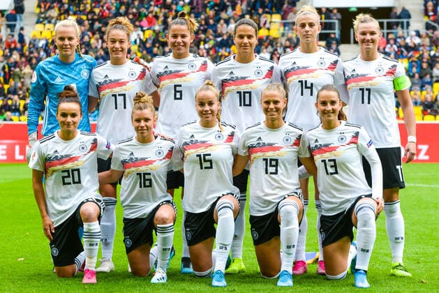 Die deutsche Mannschaft, Mannschaftsfoto, Aufstellung, Teamfoto, Mannschaft, Team, Gruppenbild, Startaufstellung, 05.10.2019, Aachen (Deutschland), Fussball, EM-Qualifikation Frauen, Deutschland - Ukraine, DFB DFL REGULATIONS PROHIBIT ANY USE OF PHOTOGRAPHS AS IMAGE SEQUENCES AND OR QUASI-VIDEO.
