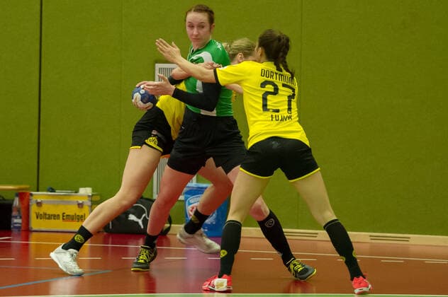 v.li.: Lotta Heinrich (SV Werder Bremen, 11) und Asuka Fujita (Borussia Dortmund, BVB, 27), 05.10.2019, Bremen (Deutschland), Handball, DHB-Pokal Frauen, SV Werder Bremen - Borussia Dortmund