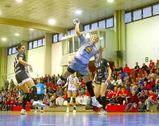 Torwurf von Seline Ineichen (Neckarsulm) , links Simona Stojkovska (Zwickau) Handball Frauen DHB-Pokal 2019 20 BSV Sachsen Zwickau - Neckarsulmer Sportunion am 5.10.2019 BSV Sachsen Zwickau - Neckarsulmer Sportunion