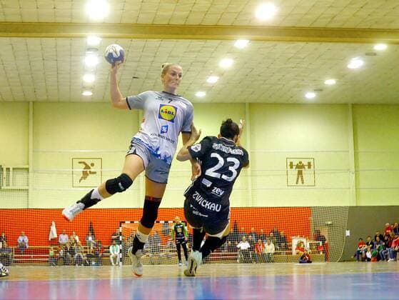 Torwurf von Lynn Knippenborg (Neckarsulm) , rechts Simona Stojkovska (Zwickau) Handball Frauen DHB-Pokal 2019 20 BSV Sachsen Zwickau - Neckarsulmer Sportunion am 5.10.2019 BSV Sachsen Zwickau - Neckarsulmer Sportunion