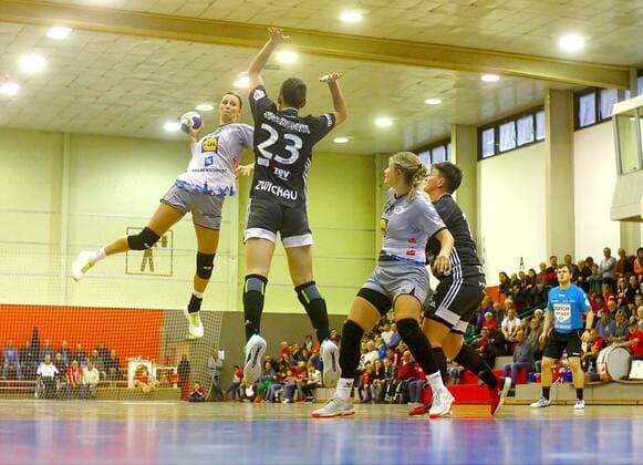 Torwurf von Nele Reimer (Neckarsulm) ; weiter von links: Simona Stojkovska (Zwickau) , Lynn Knippenborg (Neckarsulm) und Nadja Bolze (Zwickau) Handball Frauen DHB-Pokal 2019 20 BSV Sachsen Zwickau - Neckarsulmer Sportunion am 5.10.2019 BSV Sachsen Zwickau - Neckarsulmer Sportunion