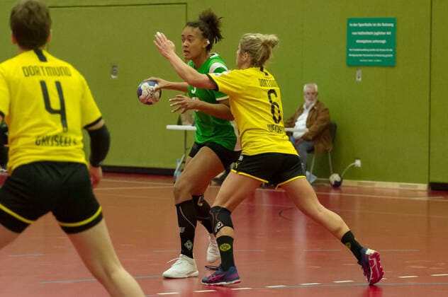 v.li.: Naomi Conze (SV Werder Bremen, 5) und Saskia Weisheitel (Borussia Dortmund, BVB, 6) im Zweikampf, Duell, Spielszene, Aktion, Action, 05.10.2019, Bremen (Deutschland), Handball, DHB-Pokal Frauen, SV Werder Bremen - Borussia Dortmund