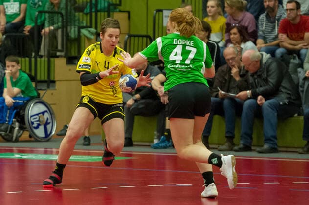 v.li.: Alina Grijseels (Borussia Dortmund, BVB, 4) und Pia Döpke (SV Werder Bremen, 47) im Zweikampf, Duell, Spielszene, Aktion, Action, 05.10.2019, Bremen (Deutschland), Handball, DHB-Pokal Frauen, SV Werder Bremen - Borussia Dortmund