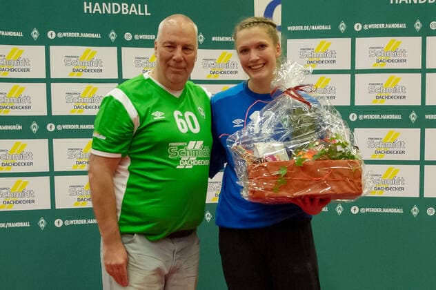 v.li.: Dieter Fischer (Fan, SV Werder Bremen) und Marie Andresen (Torhüterin, Torwart, SV Werder Bremen, 12) bei der Auszeichnung der Werder-Spielerin des Spiels, 05.10.2019, Bremen (Deutschland), Handball, DHB-Pokal Frauen, SV Werder Bremen - Borussia Dortmund