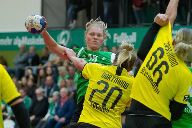 v.li.: Denise Engelke (SV Werder Bremen, 18) und Merel Freriks (Borussia Dortmund, BVB, 20) im Zweikampf, Duell, Spielszene, Aktion, Action, 05.10.2019, Bremen (Deutschland), Handball, DHB-Pokal Frauen, SV Werder Bremen - Borussia Dortmund
