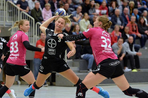Zivile Jurgutyte (Bayer 04 Leverkusen) beim Wurf; Marieke Blase (HSG Bad Wildungen Vipers) (R), Anna Maria Spielvogel (HSG Bad Wildungen Vipers) (L) ,GER, HSG Bad Wildungen Vipers - Bayer 04 Leverkusen, DHB Pokal, Handball, Frauen, 05.10.2019, GER, HSG Bad Wildungen Vipers - Bayer 04 Leverkusen, Handball, DHB Pokal Frauen, 05.10.2019 Bad Wildungen Copyright: xEIBNER RolandxSippelx EP_RSL