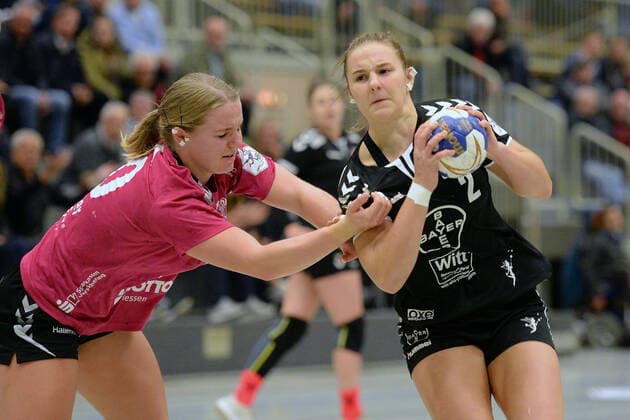 Mareike Thomaier (Bayer 04 Leverkusen) (am Ball) und Maxi Muehlner (HSG Bad Wildungen Vipers) ,GER, HSG Bad Wildungen Vipers - Bayer 04 Leverkusen, DHB Pokal, Handball, Frauen, 05.10.2019, GER, HSG Bad Wildungen Vipers - Bayer 04 Leverkusen, Handball, DHB Pokal Frauen, 05.10.2019 Bad Wildungen Copyright: xEIBNER RolandxSippelx EP_RSL