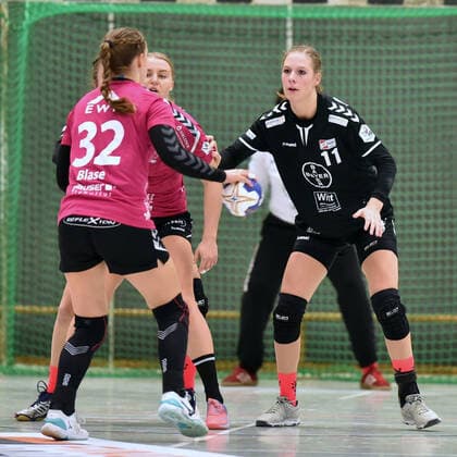 Marieke Blase (HSG Bad Wildungen Vipers) (am Ball), Annefleur Bruggeman (Bayer 04 Leverkusen) (R) ,GER, HSG Bad Wildungen Vipers - Bayer 04 Leverkusen, DHB Pokal, Handball, Frauen, 05.10.2019, GER, HSG Bad Wildungen Vipers - Bayer 04 Leverkusen, Handball, DHB Pokal Frauen, 05.10.2019 Bad Wildungen Copyright: xEIBNER RolandxSippelx EP_RSL