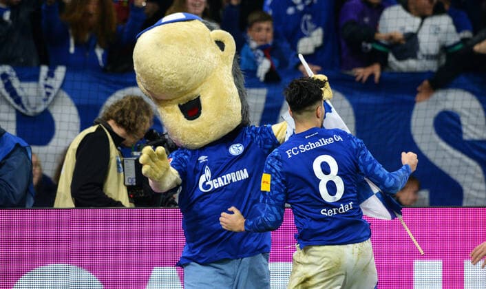 Bilder des Jahres 2019, Sport 10 Oktober Sport Themen der Woche KW40 Fussball, Bundesliga, Deutschland, Herren, Saison 2019 2020, 7. Spieltag, VELTINS Arena Gelsenkirchen: FC Schalke 04, S04 (blau) - 1. FC Köln (rot); Jubel Suat Serdar (S04) nach seinem Tor zum 1:0. Jubel, Freude, Aktion. DFL REGULATIONS PROHIBIT ANY USE OF PHOTOGRAPHS AS IMAGE SEQUENCES AND OR QUASI-VIDEO. *** Soccer, Bundesliga, Germany, Men, Season 2019 2020, 7 Matchday, VELTINS Arena Gelsenkirchen FC Schalke 04, S04 blue 1 FC Cologne red Jubilation Suat Serdar S04 after his goal to 1 0 Jubilation, joy, action DFL REGULATIONS PROHIBIT ANY USE OF PHOTOGRAPHS AS IMAGE SEQUENCES AND OR QUASI VIDEO