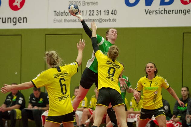 v.li.:Lotta Heinrich (SV Werder Bremen, 11) beim Wurf, Spielszene, Aktion, Action, Leonie Kockel (Borussia Dortmund, BVB, 9), 05.10.2019, Bremen (Deutschland), Handball, DHB-Pokal Frauen, SV Werder Bremen - Borussia Dortmund