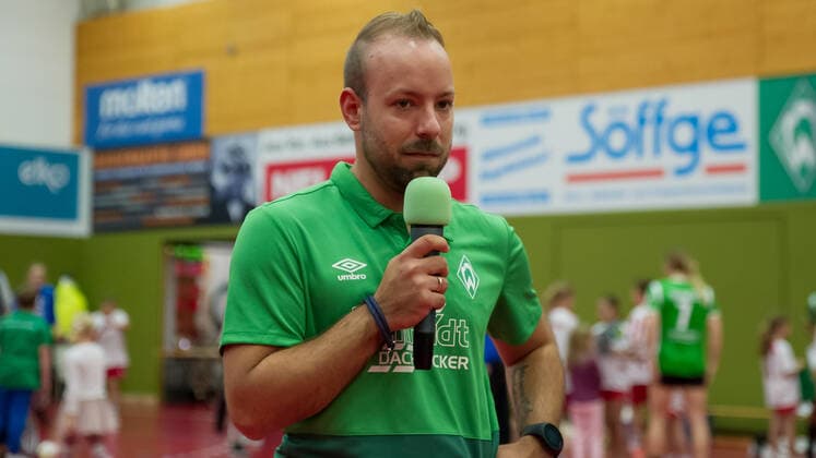Dominic Buttig (Trainer, Cheftrainer, SV Werder Bremen) während der Pressekonferenz nach dem Spiel, 05.10.2019, Bremen (Deutschland), Handball, DHB-Pokal Frauen, SV Werder Bremen - Borussia Dortmund
