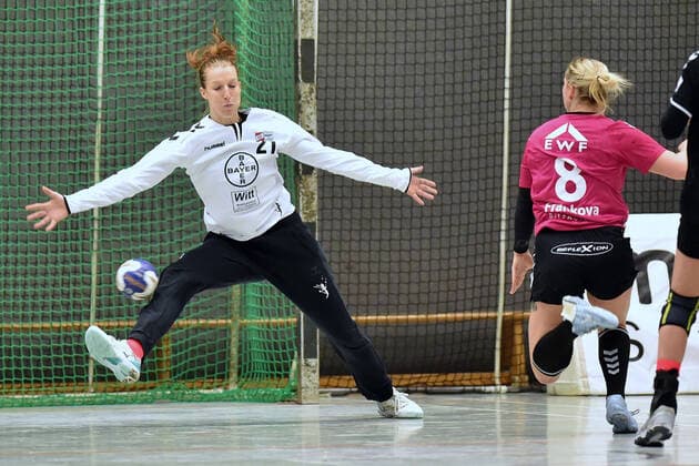 Parade von Nele Kurzke (Torfrau Bayer 04 Leverkusen) (hinten) beim Wurf von Anna Frankova (HSG Bad Wildungen Vipers) ,GER, HSG Bad Wildungen Vipers - Bayer 04 Leverkusen, DHB Pokal, Handball, Frauen, 05.10.2019, GER, HSG Bad Wildungen Vipers - Bayer 04 Leverkusen, Handball, DHB Pokal Frauen, 05.10.2019 Bad Wildungen Copyright: xEIBNER RolandxSippelx EP_RSL