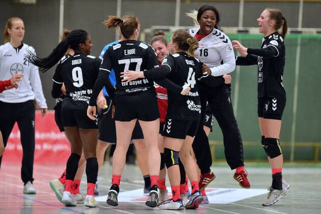 Jubel, Freude nach dem Sieg; Vanessa Fehr (Torfrau Bayer 04 Leverkusen) (NR 16), Annefleur Bruggeman (R), Anne Seidel (NR 4), Nele Kurzke (L), hinten ,GER, HSG Bad Wildungen Vipers - Bayer 04 Leverkusen, DHB Pokal, Handball, Frauen, 05.10.2019, GER, HSG Bad Wildungen Vipers - Bayer 04 Leverkusen, Handball, DHB Pokal Frauen, 05.10.2019 Bad Wildungen Copyright: xEIBNER RolandxSippelx EP_RSL